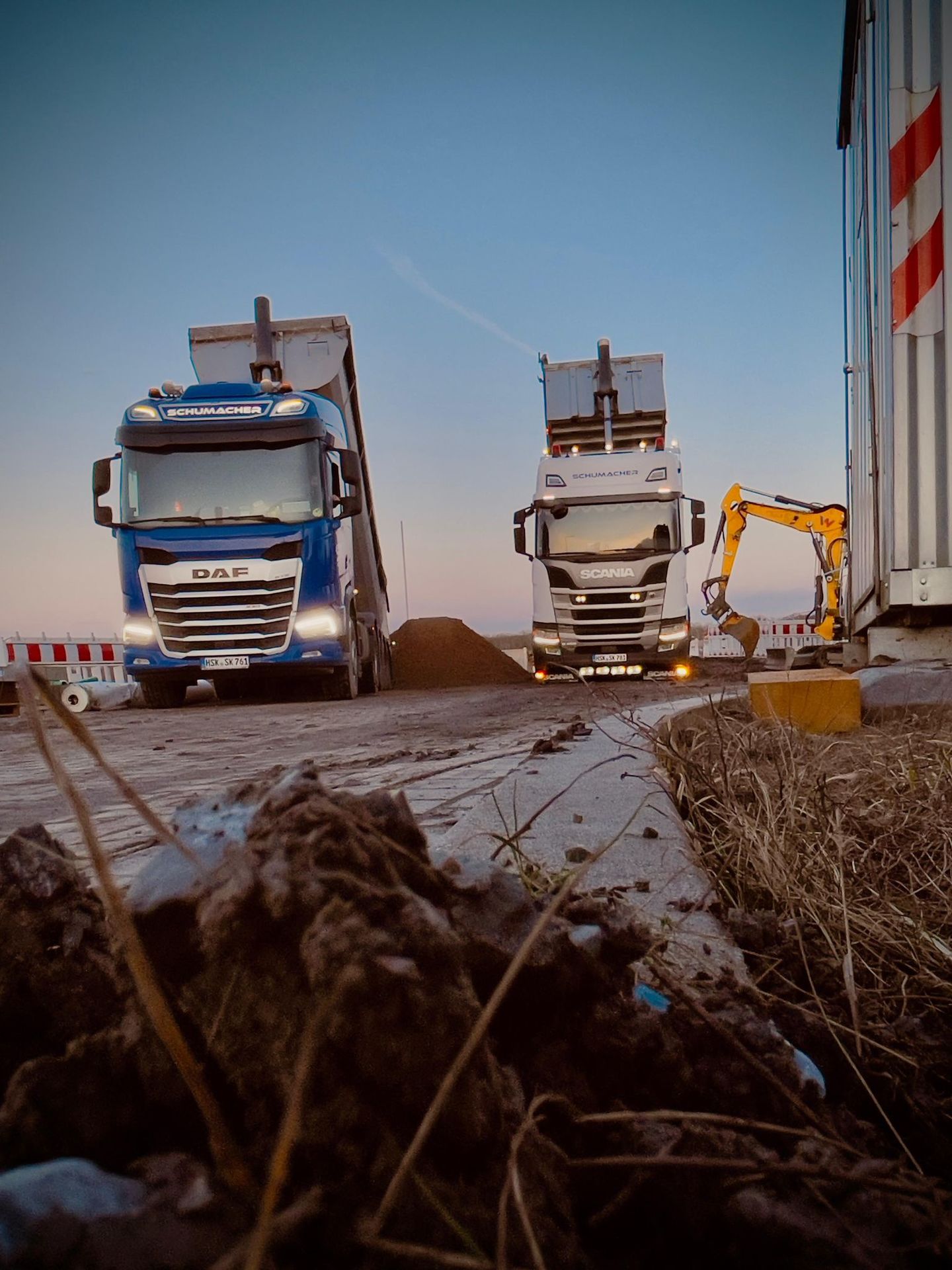 Weißer Truck Schüttgut